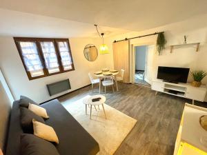 埃圭斯海姆Au nid des remparts à Eguisheim的客厅配有沙发和桌子