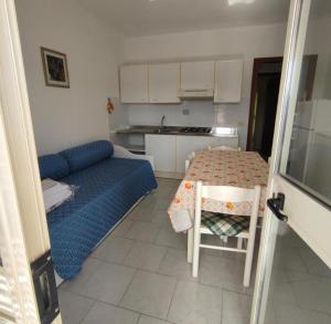 费拉约港阿里泰公寓的配有床和桌子的房间以及厨房