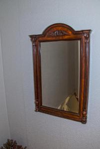 科米扎Marina Rooms的挂在墙上的木框镜子