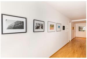 维也纳Rooms in Luxury Apartment, Central Vienna near Hauptbahnhof的墙上有四张照片的走廊