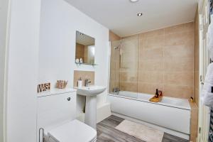 曼彻斯特Stylish 2 Bed Apartment with Free parking, close to City Centre by Hass Haus的浴室配有盥洗盆、卫生间和浴缸。