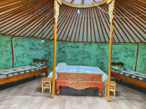 Harhorin加耶旅馆的蒙古包内一间卧室,配有两张床