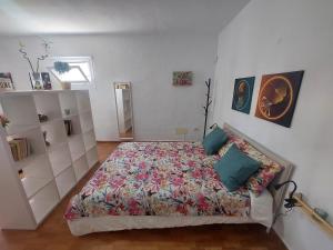 阿里亚Casa Lito B的一间卧室,卧室内配有一张大床