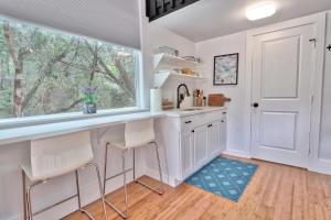 DriftwoodThe Driftwoods - Orange Tiny House的厨房配有柜台和窗户。