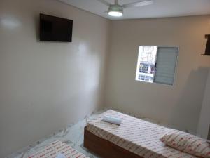圣保罗Hotel Avenida Brás的白色的客房配有床和电视