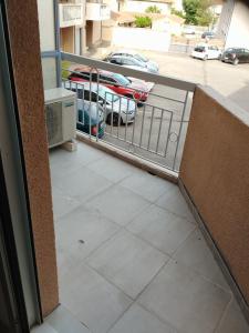 卡瓦永appartement 4 couchages renovés entièrement的阳台享有停车场的景致。