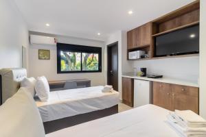 圣保罗360 Liberdade的一间酒店客房,配有一张床和一台电视