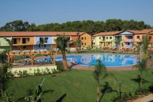波利科罗Case Vacanza Villaggio Riva Azzurra的一座带大型游泳池的度假村