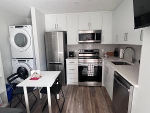坎莫尔New Vacation Studio in Town的厨房配有白色橱柜和不锈钢用具