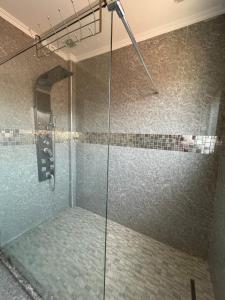 萨菲Luxe appartement vc grand terrasse ( villa )的浴室里设有玻璃门淋浴