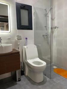 BijiloAquaview Amina's rental apartment的浴室配有卫生间、盥洗盆和淋浴。