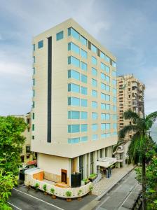 孟买Fariyas Hotel Mumbai , Colaba的街道前高大的建筑