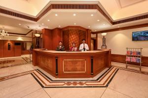 孟买Fariyas Hotel Mumbai , Colaba的一群站在大厅的三人