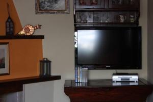 圣马西莫Cottage Ani & Mau的桌子上配有平面电视