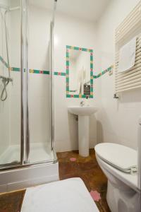 格拉纳达绿洲背包客旅馆的一间浴室