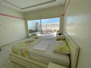 萨菲Luxe appartement vc grand terrasse ( villa )的一间卧室设有一张床,享有庭院的景色
