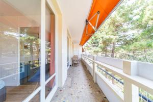布隆Appartement spacieux 8 pers avec balcon Bron的阳台拥有橙色的屋顶和窗户。