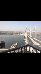开罗شقه فندقيه علي النيل的一条有船的河上大白桥