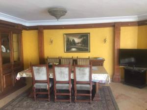 开罗شقه فندقيه علي النيل的一间带桌椅和电视的用餐室