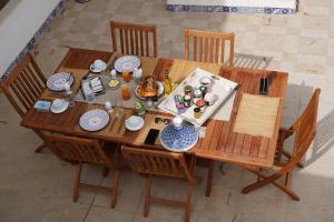 米多恩Tamalou Djerba的木桌上方的景色,上面有食物