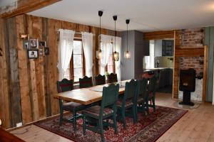 勒罗斯Nedre Stensgården的一间带木桌和椅子的用餐室