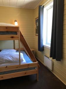 勒罗斯Nedre Stensgården的一间卧室设有两张双层床和一扇窗户。