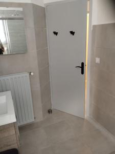 卡瓦永appartement 4 couchages renovés entièrement的浴室设有白色门和镜子