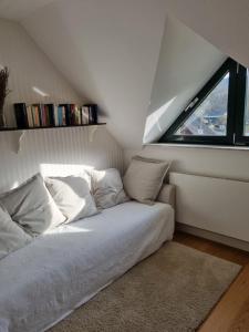 锡默拉特Rurstübchen的窗户客房内的一张床位
