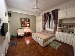 波德申Sevenseas Marina Crescent的一间卧室配有一张床、一张桌子和一把椅子