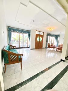 班顿甘Villa Hijau Bandungan的客厅配有沙发和桌子