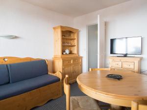 蒂涅Appartement Tignes, 2 pièces, 5 personnes - FR-1-449-167的带沙发、桌子和电视的客厅