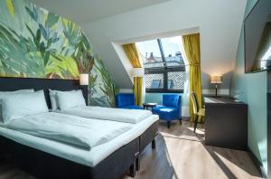 奥勒松Thon Hotel Ålesund的一间卧室配有一张床、一张书桌和一个窗户。