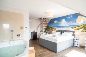 巴本豪森济耶尔鲁酒店的一间卧室设有一张大床和一个浴缸