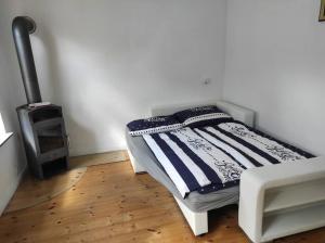 布隆Ferienhaus Bieberhöhe的配有燃木炉的客房内的一张床位