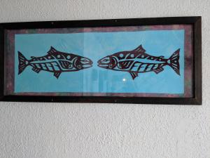 SointulaThe Oceanfront Hotel的挂在墙上的两只鱼的照片