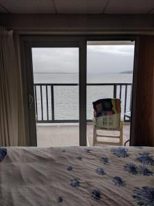 SointulaThe Oceanfront Hotel的一间卧室配有一张床,享有海景