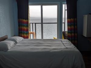 SointulaThe Oceanfront Hotel的一间卧室配有一张床,享有海景