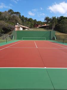 坎皮纳斯Chácara linda em condomínio rural - Sousas的网球场和网球拍