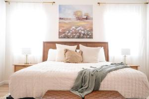 卡纳布Rustic Gold Retreat的一间卧室设有一张大床和两个窗户