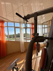 奇克拉纳－德拉弗龙特拉Apartamento puestas de sol的一间设有跑步机和窗户的健身房