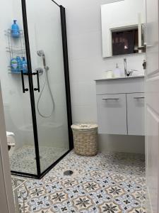 耶路撒冷La Provençale的一间铺有瓷砖地板的带淋浴的浴室