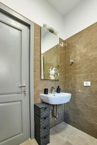 上维谢乌Casa Alma的一间带水槽和镜子的浴室