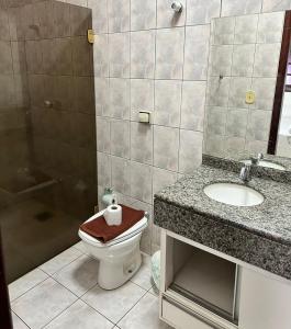 蓬塔波朗HOTEL MARAMBAIA的浴室配有卫生间、盥洗盆和淋浴。