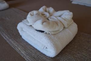 皮拉米德斯港瑞斯厅加斯马尔酒店的床上的白色毛巾堆
