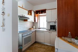 别洛瓦尔Apartment Borik的一间小厨房,配有白色的橱柜和窗户