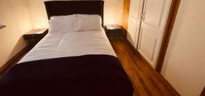 穆林加尔River Cottage的一间卧室,配有带2个床头柜和1扇门的床