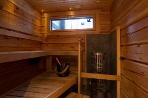 普哈圣山Log-house at Pyhätunturi ski resort.的一间带窗户的小木屋的桑拿浴室