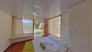 卡门阿皮卡拉Eco Hotel Guarumal的一间小卧室,配有床和窗户