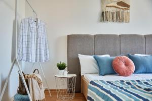 穆卡切沃Wonderful Panoramic View Apartment的一间卧室配有一张带蓝色和白色枕头的床