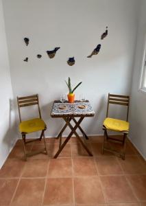 阿里亚Casa Lito B的一张桌子,两把椅子,一张桌子,上面有植物